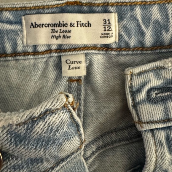 Abercrombie Loose High Rise curve love jeans- size 31L - Picture 2 of 2